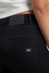 Jean negro tiro alto, corte ajustado y largo al tobillo.