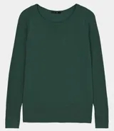 Suéter de punto color rosado, con cuello barco, mangas largas y puños con botones decorativos. El dobladillo también es acanalado.