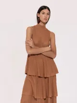 Top sin mangas color marrón, confeccionado en tejido calado con cuello alto.