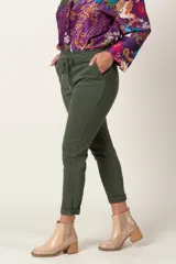 Pantalón negro de tela agamuzada, corte cigarette, con cintura elastizada ajustable con cordón y bolsillos laterales.