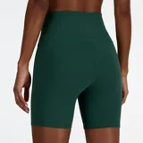 Short deportivo New Balance de tiro alto, color verde oscuro, con logo reflectivo en la pierna izquierda.