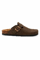 Zueco Atlanta de color marrón con puntera cerrada, hebilla metálica ajustable en el empeine, plantilla anatómica de corcho y suela de goma negra.