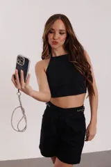 Top negro tipo halter con espalda descubierta y detalles de strass.