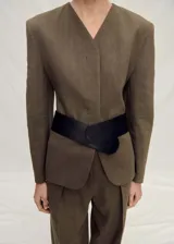 Blazer de corte oversize confeccionado en tejido mezcla de lino, con cuello de pico, cierre frontal y mangas largas con efecto globo. Presenta dos bolsillos de ribete laterales y abertura posterior en el bajo.