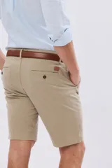Bermuda clásica de gabardina liviana en color beige, con bolsillos traseros ojal y presillas para cinturón.