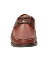 Zapato tipo mocasín náutico de cuero color marrón tostado, con cordones de cuero, costuras reforzadas en el empeine y suela de goma plana.