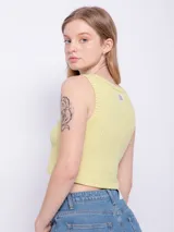 Top amarillo sin mangas de tela de textura acanalada y brillante.