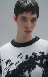 Sweater de punto con diseño abstracto tipo tie-dye o manchado en tonos gris y negro, de cuello redondo, manga larga y corte oversize. Presenta terminaciones en punto rib en cuello, puños y ruedo.