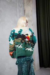 Sweater de lana tejido y bordado a mano en Uruguay, de calce holgado, con cuello a la base y puños.
