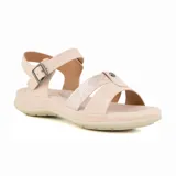 Sandalias bajas color rosa pálido con tiras cruzadas y hebilla lateral.
