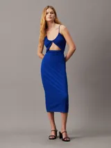 Vestido midi azul eléctrico de punto canalé crepé con textura arrugada, tiras finas cruzadas en la espalda con detalle metálico y recorte en la parte delantera de la cintura.