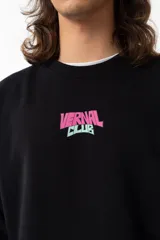 Buzo negro de algodón y poliéster con estampa en la espalda de un personaje con un micrófono y el texto "THE EARTH IS FLAT".