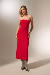 Vestido midi strapless de corte ajustado al cuerpo, confeccionado en tela de poliéster con cierre posterior.
