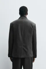 Blazer de corte regular confeccionada en pana de algodón, con diseño de botonadura cruzada. Presenta cuello con solapas de pico, manga larga con puños abotonados, bolsillos con solapa en la cadera y abertura central en la espalda.