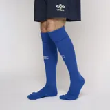 Medias de fútbol blancas hasta la rodilla, con logo de Umbro en negro en el frente.
