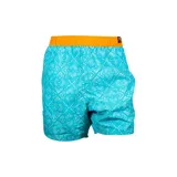 Short de baño celeste con estampado geométrico en blanco y cintura elástica naranja.