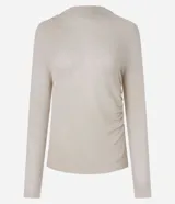 Blusa de punto leve color beige, con cuello degagê, mangas largas y fruncido lateral.