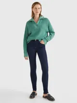 Jeans de corte skinny color azul oscuro, con cintura alta y cinco bolsillos.