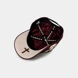 Gorra tipo baseball color marrón con bordado frontal del logo NY y bordado lateral de una paloma. Cuenta con cierre ajustable en la parte posterior.