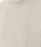 Remera color arena de corte regular, cuello redondo y manga corta. Tejido con textura vertical.