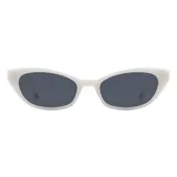Lentes de sol con armazón de estilo cat-eye en color blanco mate y cristales oscuros con protección UV 400.