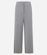 Pantalón recto de malla de viscosa y poliéster a rayas verticales, con cintura alta, detalle de ribete lateral y cierre frontal con botones y cremallera.
