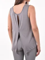 Musculosa deportiva de mujer color verde militar, con cuello redondo y diseño holgado.