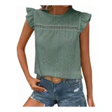 Blusa de tela broderie color negro, con cuello redondo, mangas cortas con volados y detalle de calado horizontal en la parte superior del pecho.