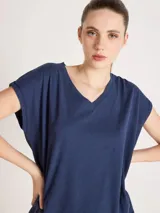 Remera de manga corta con escote en V y corte recto, confeccionada en mezcla de algodón y lino. Presenta una silueta relajada y una caída ligera.