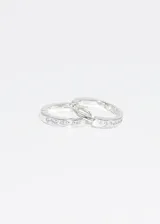 Par de aros tipo huggies de plata 925 con circonias engarzadas. Diseño clásico y elegante.