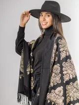 Pashmina color bordó con bordados florales en hilo dorado y bronce, terminada con flecos en los extremos.