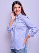 Camisa de vestir entallada a rayas verticales celestes y blancas, de manga larga y cuello clásico.