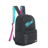 Mochila negra con tirantes y detalles en color turquesa y fucsia. Presenta la palabra "Miami" en tipografía cursiva en el frente en tonos turquesa y fucsia. El bolsillo frontal tiene un panel de malla con un patrón repetitivo de la palabra "Miami" en tonos oscuros.