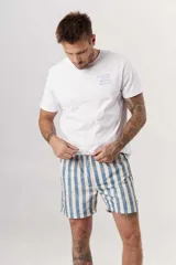Remera blanca de manga corta con cuello redondo y un pequeño estampado azul en el pecho.