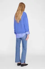 Sweater oversize de tejido de punto azul, con escote en V y hombros caídos.