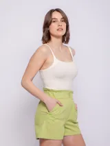 Short verde claro de algodón con elástico en la cintura, dos botones decorativos y cuatro bolsillos.