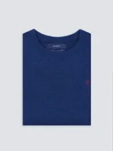Sweater azul de lana merino con cuello redondo y logo bordado en rojo en el pecho.