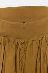 Top palabra de honor color tostado, con hombros descubiertos, diseño recto y sección central fruncida con efecto abullonado.