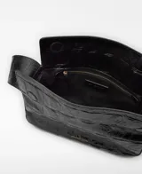Bolso de hombro tipo baguette de piel bovina negra con grabado de cocodrilo. Presenta un compartimento principal con cierre magnético bajo solapa y un bolsillo interior con cierre de cremallera. Incluye un asa corta regulable.