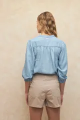 Short verde militar de algodón con cintura alta, lazo decorativo en la cintura y bolsillos laterales.