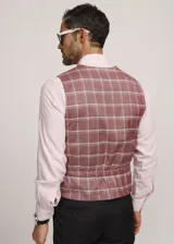 Chaleco reversible Due Volti de corte sastrero, con diseño a cuadros en tonos de gris y cierre frontal con cuatro botones oscuros.