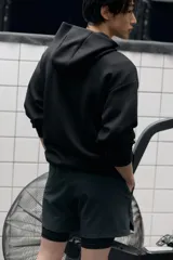 Short deportivo de doble capa con tecnología DryMove para absorción de sudor. Cuenta con una capa exterior de corte estándar con cintura elástica, cordón de ajuste, bolsillos laterales y aberturas en el bajo. Incluye una calza interior tipo biker con bolsillo lateral y un bucle trasero para accesorios.
