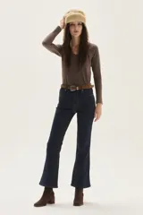 Remera de manga larga color marrón, con escote en V y calce al cuerpo.