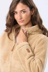 Campera de tejido sherpa color azul oscuro, con capucha, cierre frontal y bolsillos laterales. Presenta detalles en cuero en los tiradores del cierre y un parche decorativo en la manga.