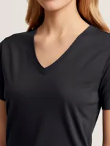 Remera de manga corta color blanco con escote en v.