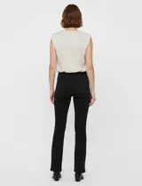 Blusa negra sin mangas de gasa labrada, marca Floral & Ivy. Tiene abertura central en la espalda con botón, aplique interno de hombreras y forro interno a tono.