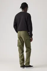 Pantalón cargo verde oliva de corte tapered, con bolsillos laterales y traseros con solapa.