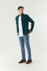 Camisa de viyela a cuadros en tonos rojo, azul y beige, de corte regular y manga larga.