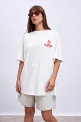 Remera blanca de corte recto con estampado de motivos playeros.