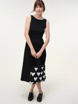 Vestido midi gris de algodón con escote tipo bote y cuerpo fruncido tipo smock elastizado, con falda fluida.